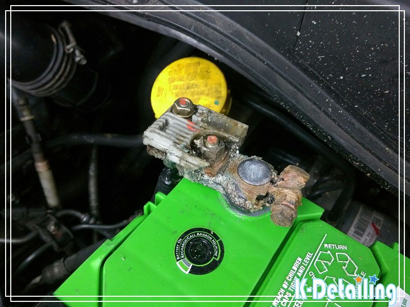 電瓶正極樁頭腐蝕結晶與外殼異常檢查