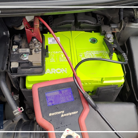 橘客電瓶職人使用專業電瓶分析儀現場檢測愛馬龍 (AMARON) 電瓶健康狀態，確保更換前的數據精準度。