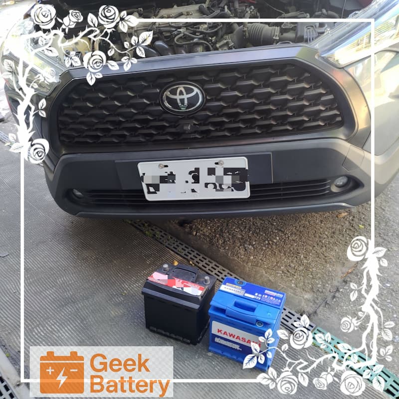 Toyota Corolla Cross 新舊電瓶實體對照，展示原廠電瓶與升級後電瓶的尺寸與規格差異