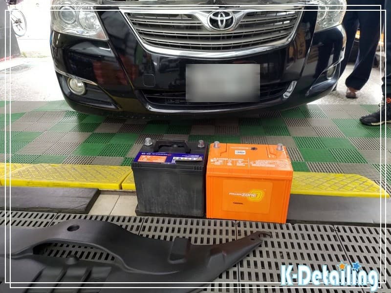 6代 Camry 電瓶更換前新舊電瓶對照：原廠 D23L 規格升級加大 D26L 規格