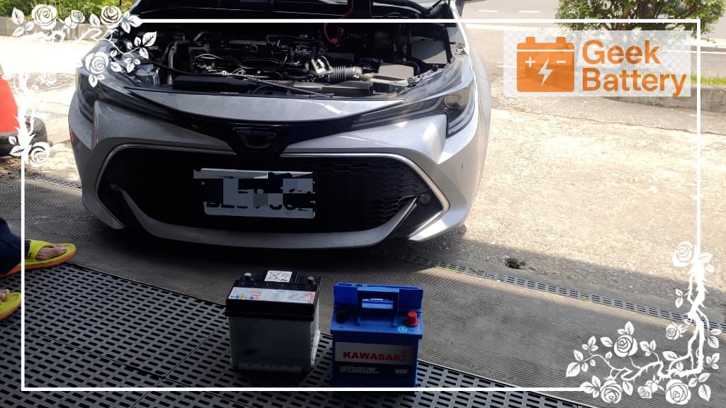 Toyota Corolla Sport 引擎室前方，原廠黑色 YUASA LN1 舊電瓶與準備更換上的藍色 KAWASAKI 銀合金 LN1 電瓶尺寸外觀對照