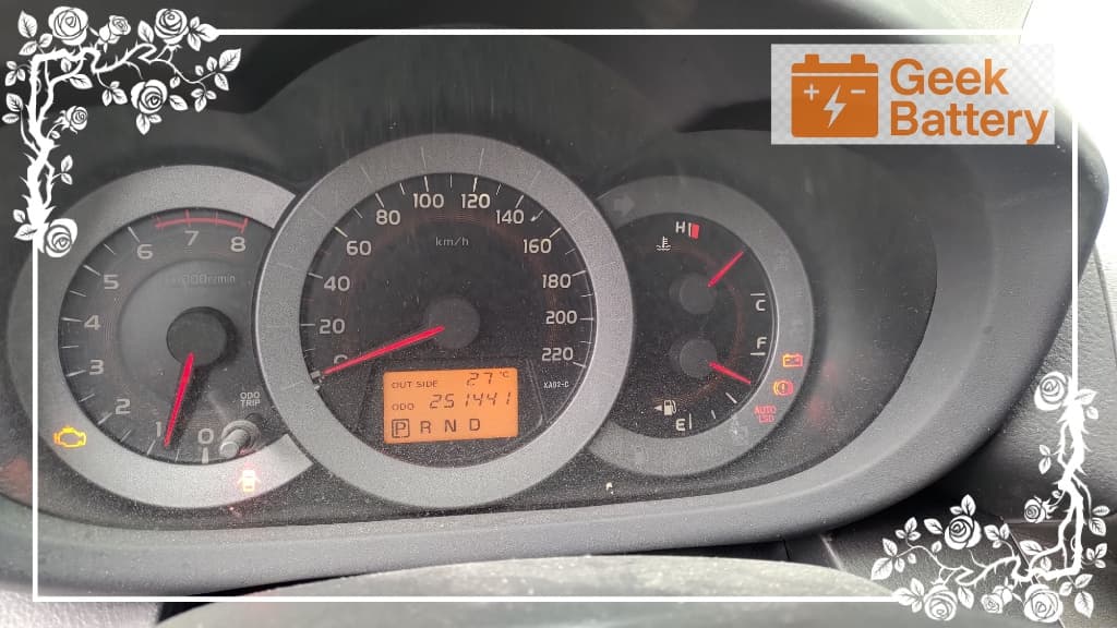 Toyota RAV4 3代儀表板紅色電瓶符號、引擎故障燈與AUTO LSD燈因電壓不足持續恆亮