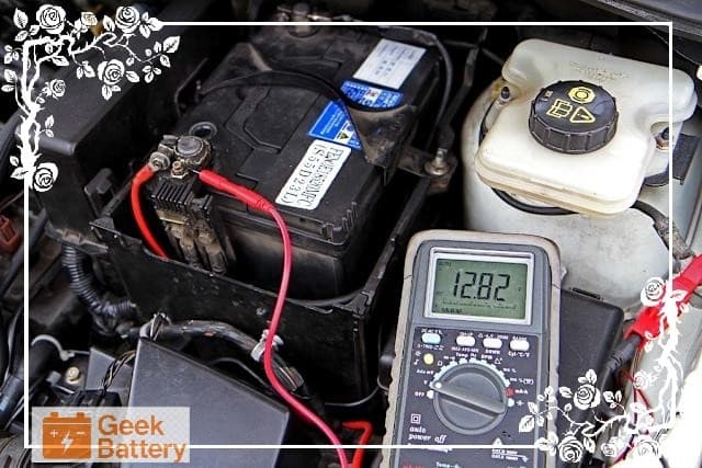 熄火狀態量測電瓶電壓12.82V