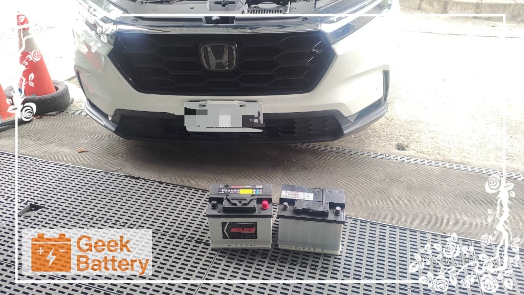 HONDA CR-V 6代更換新電瓶，原車舊電瓶與新電瓶進行規格與外觀對照