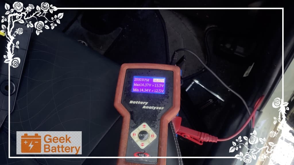 TOYOTA Prius C 換裝新電瓶進行油電系統發電機 2000 RPM 回充測試，電壓 14.37V 正常