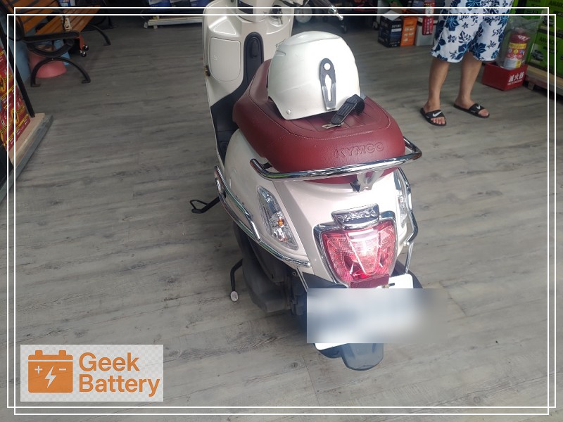 KYMCO Like 125 車主因手傷久放發不動牽車至橘客電瓶更換電瓶
