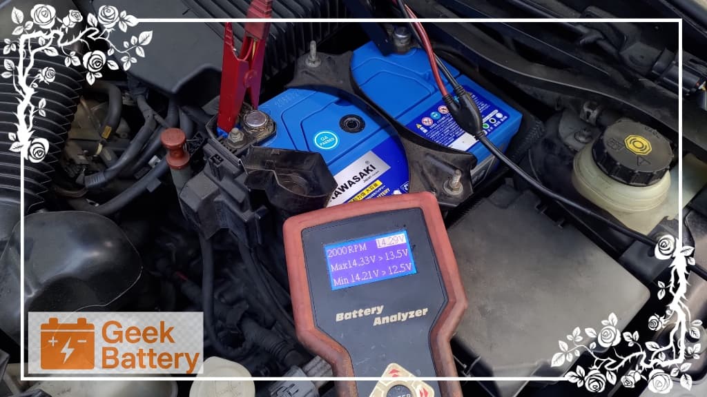 Mazda2 換裝新電瓶進行發電機 2000 RPM 低負載回充測試，電壓 14.29V 正常