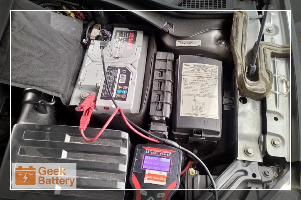 Skoda Superb TDI 更換新電瓶後發電機 2000 RPM 回充測試，實測 14.19V