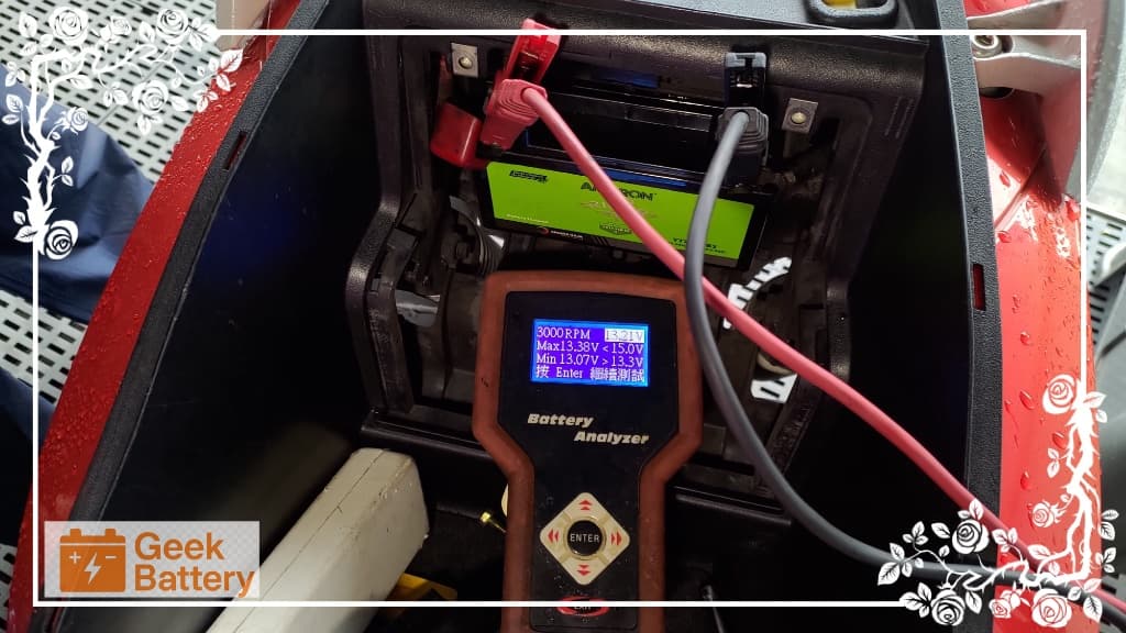 新電瓶未開大燈發動中回充測試 13.21V