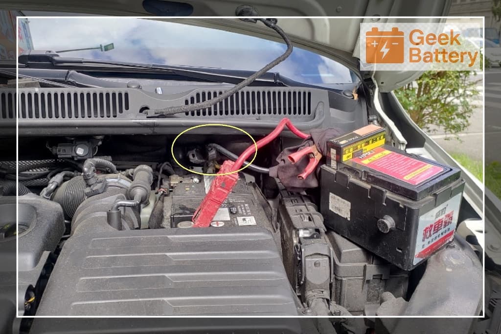 橘客職人採用全程不斷電專業工法更換 Touran 柴油車電瓶（車輛發不動救援亦可使用此接電法）